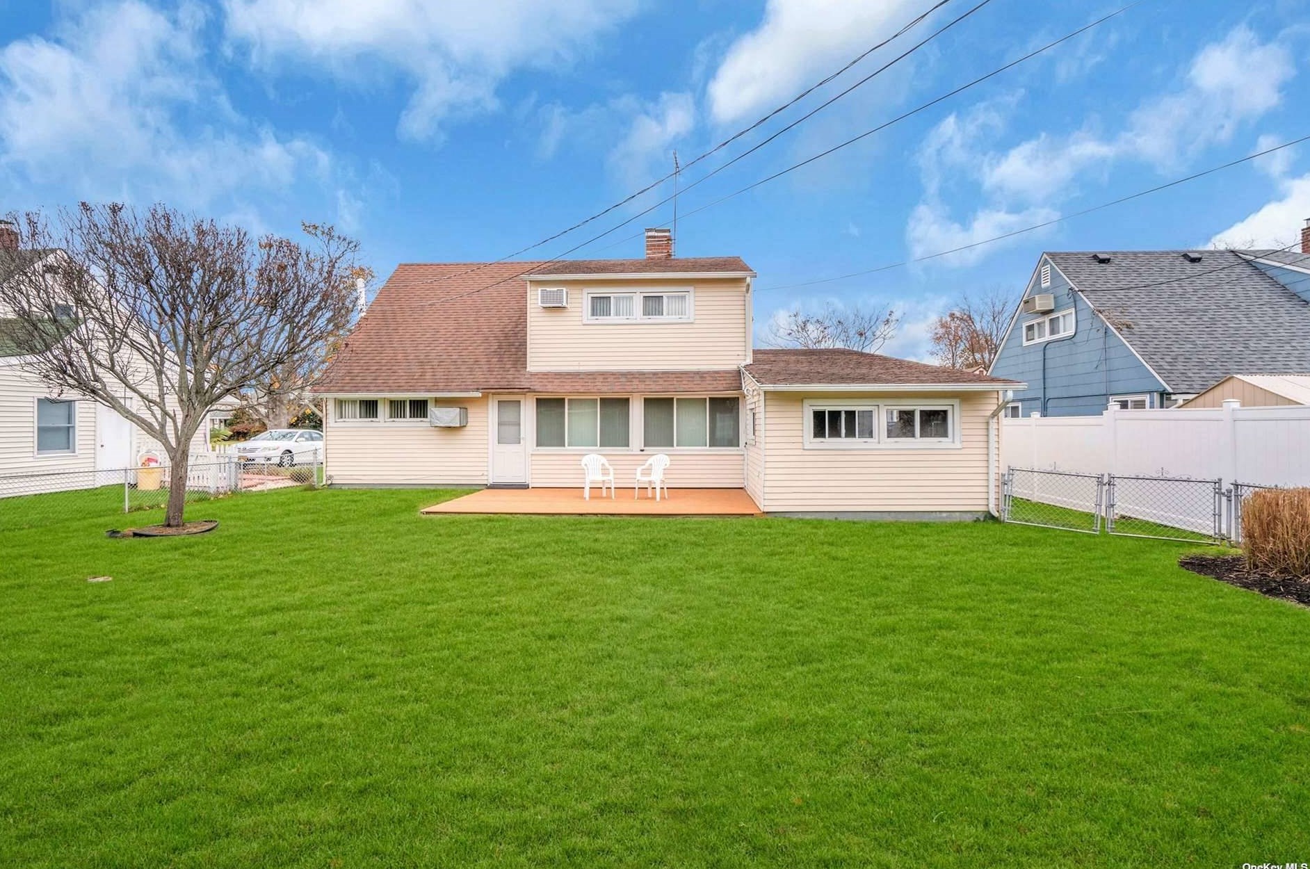 52 Apollo Ln, Hicksville NY 11801-4441 exterior