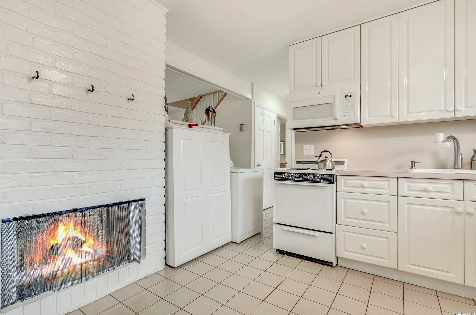 52 Apollo Ln, Hicksville NY 11801-4441 exterior