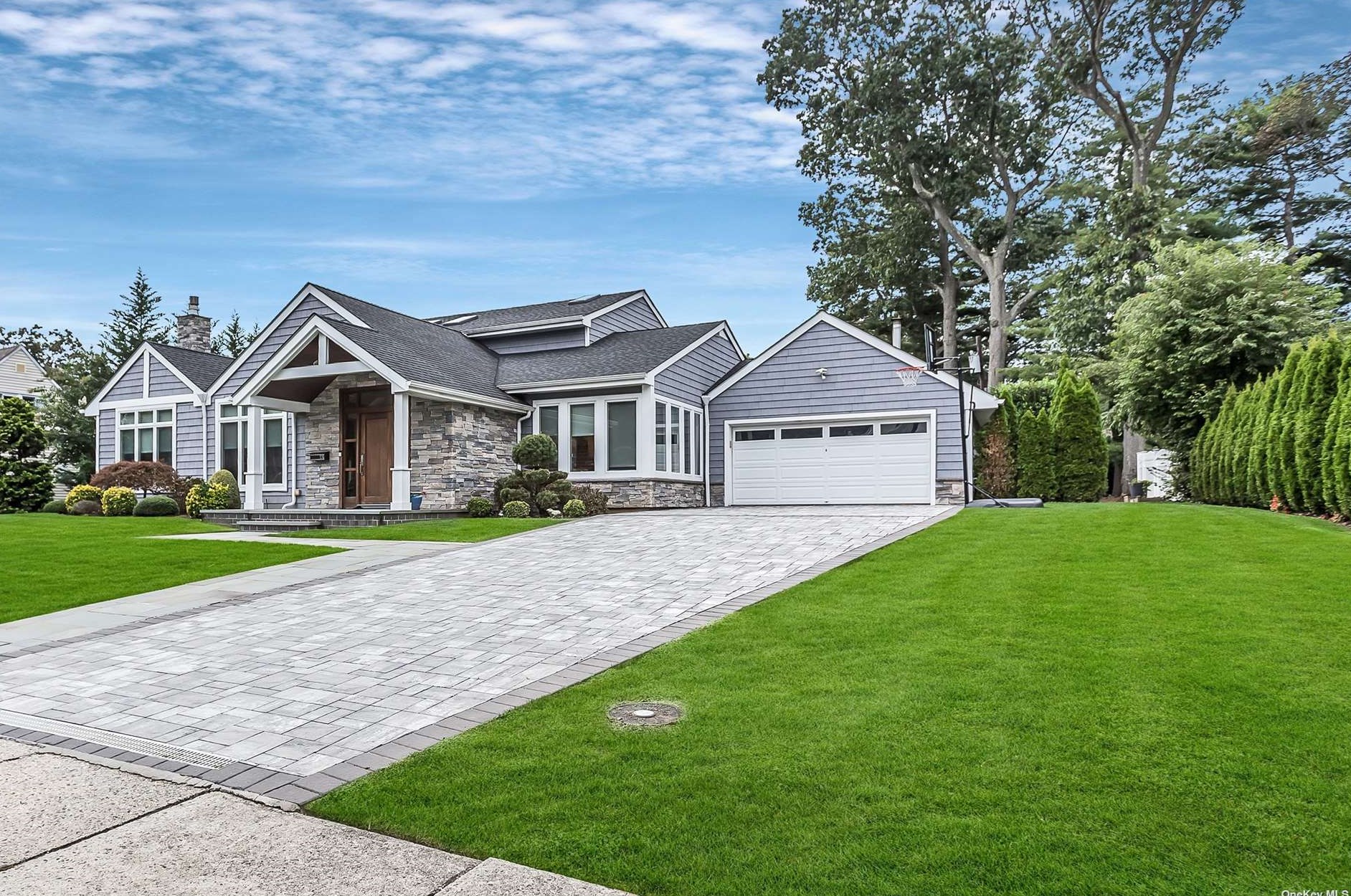 176 Parkway Dr, East Hills, NY 11577-2737
