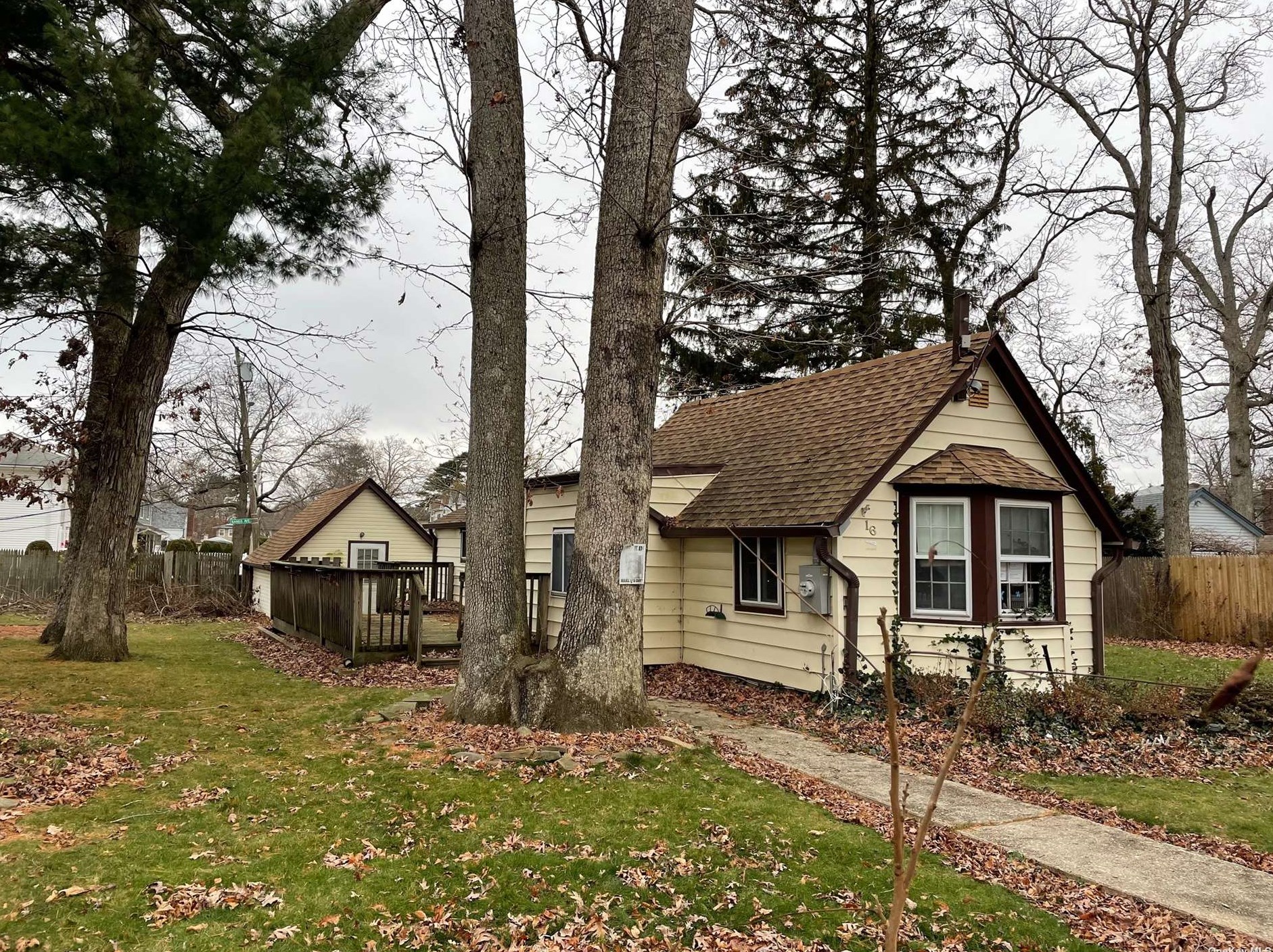 16 Fletcher Ave, North Merrick, NY 11566-2460