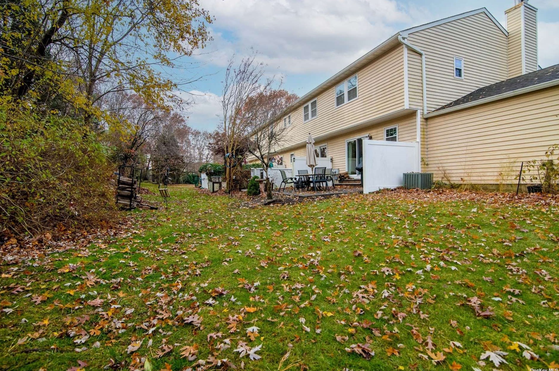 11 Huntington Cmns, Yaphank, NY 11980-2016