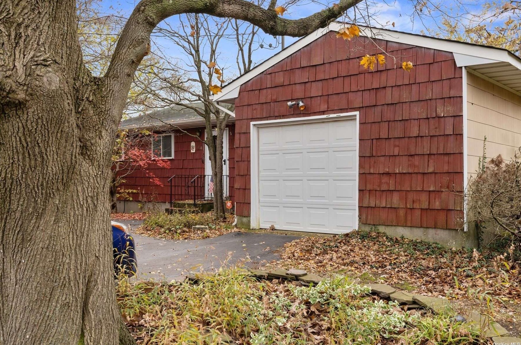 44 Seusing Blvd, Hauppauge, NY 11779-4642