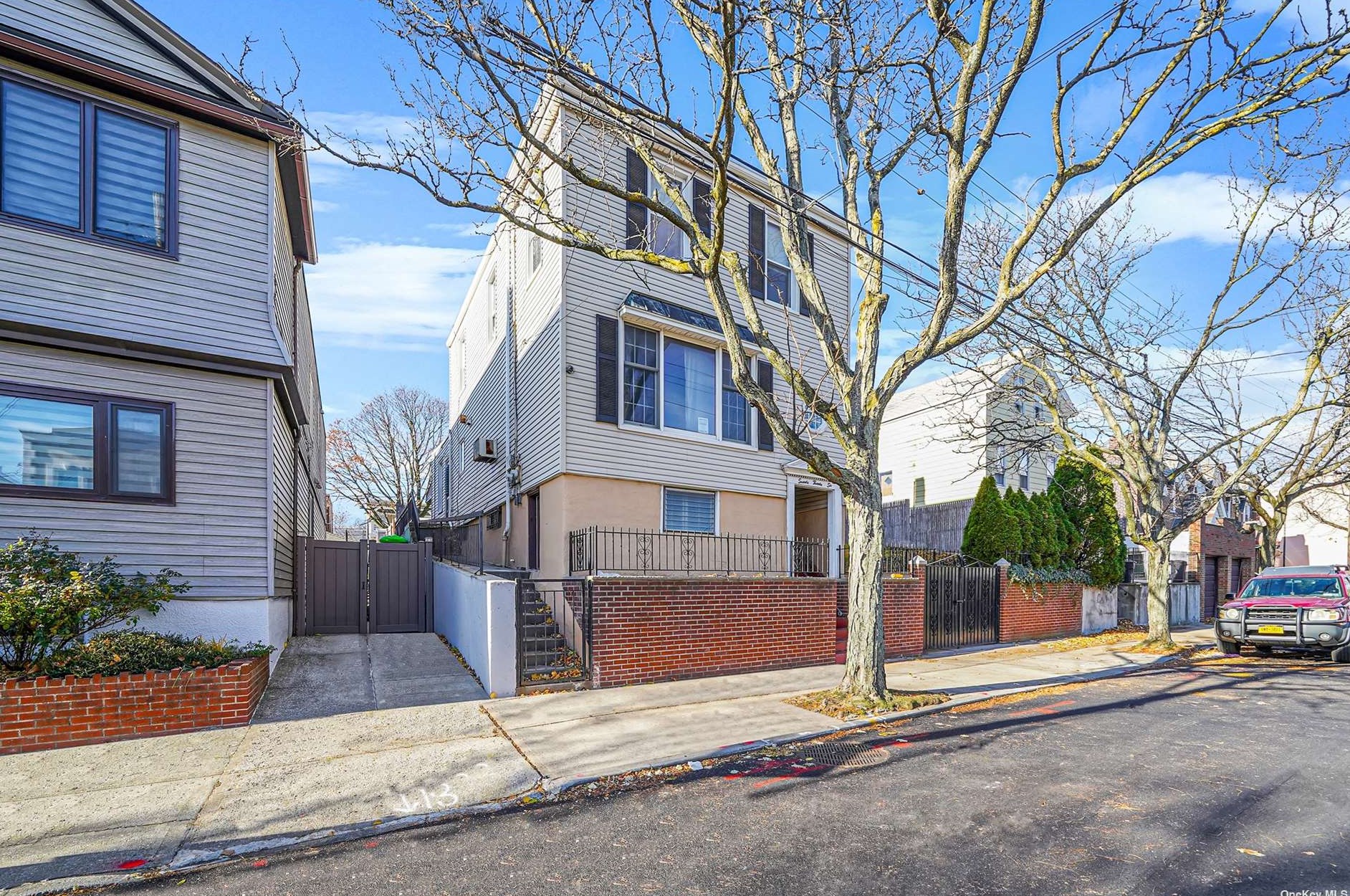 70-26 72nd Pl, Flushing, NY 11385-7622