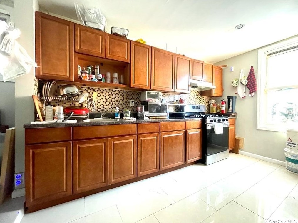 3422 110th St, Flushing, NY 11368-1334