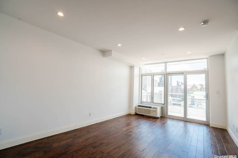 10915 72nd Rd, Flushing, NY 11375-5336