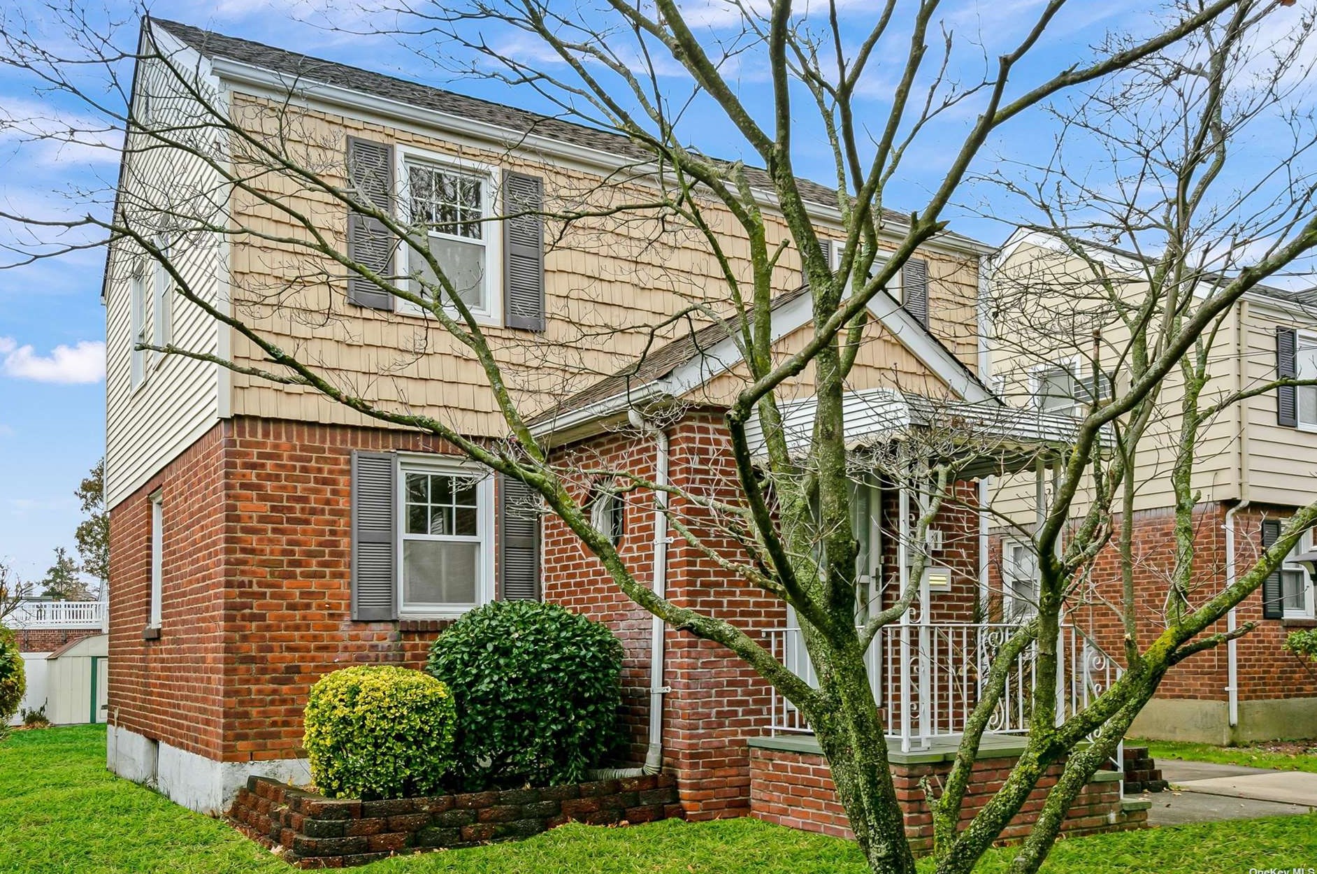 311 White Rd, Garden City, NY 11501-1128