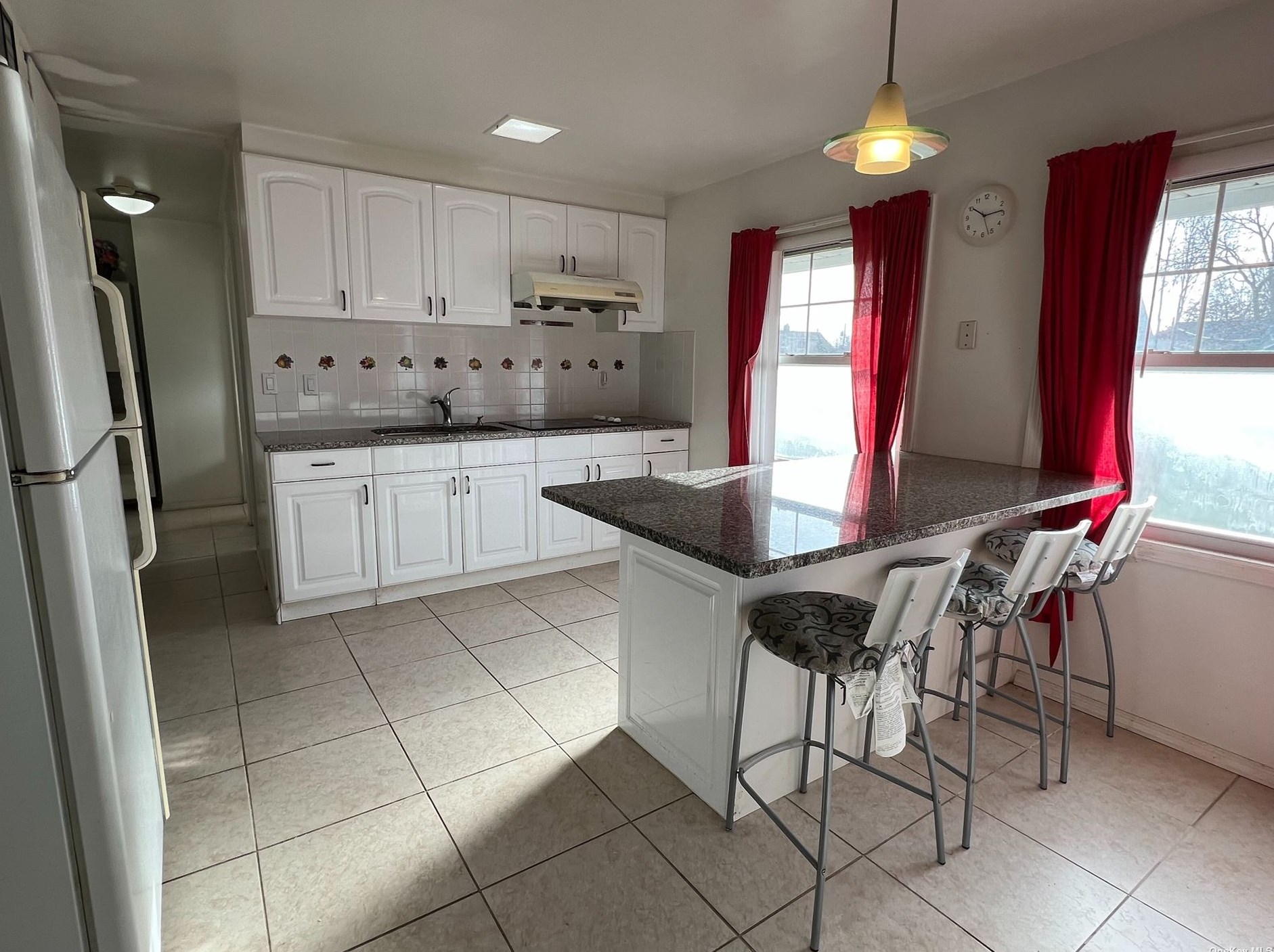 41 Magpie Ln, Plainedge, NY 11756-3214