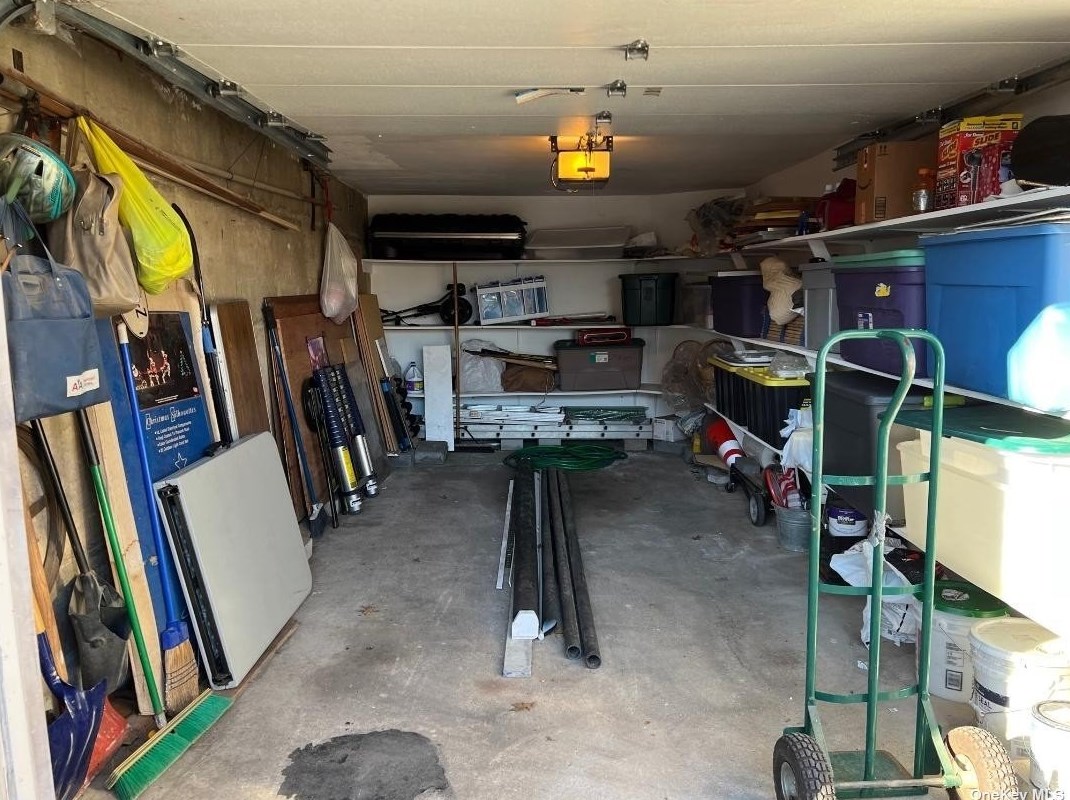 76-33 Eliot Ave, Flushing, NY 11379-3551