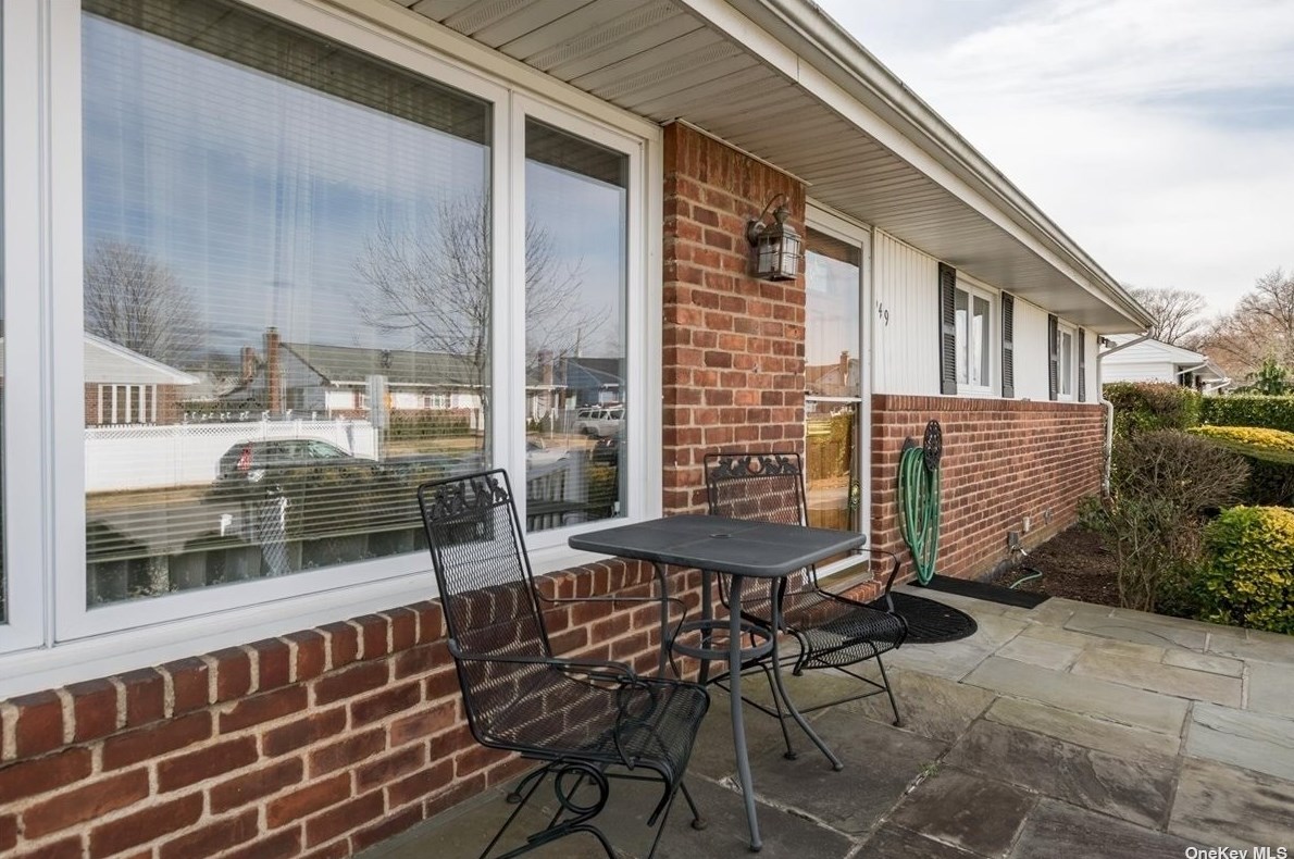 549 David St, Hempstead, NY 11552-2207
