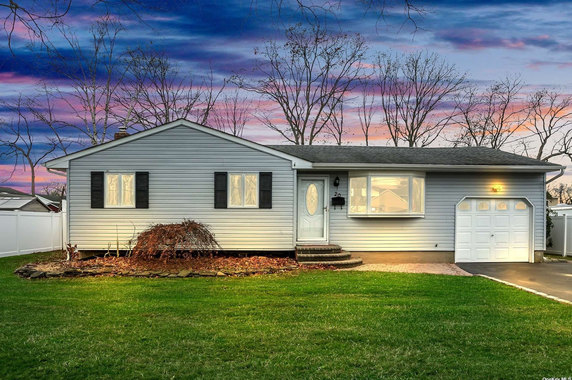 20 Arline Ln, East Islip, NY 11730