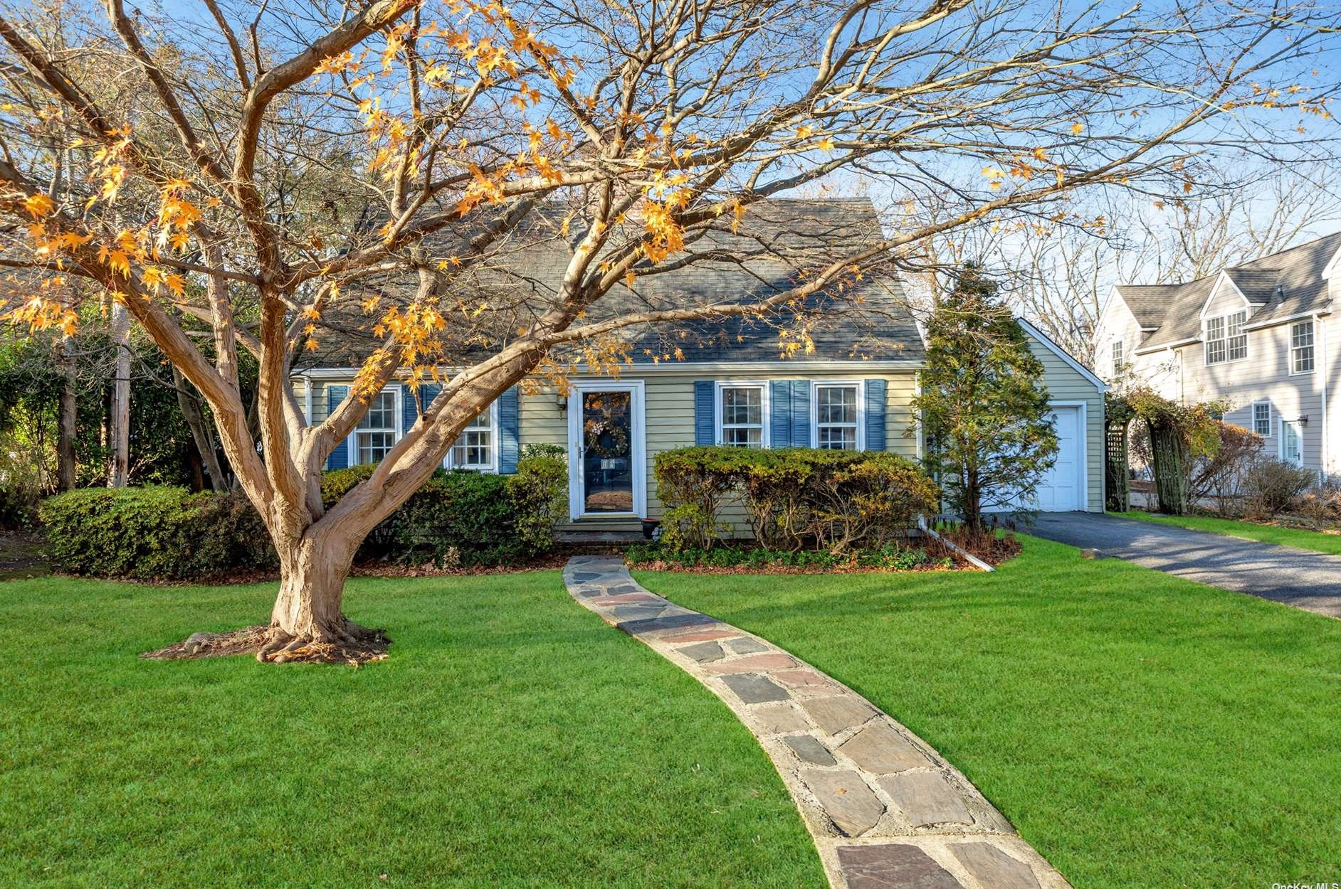 19 Crestwood Rd, Port Washington, NY 11050-4404