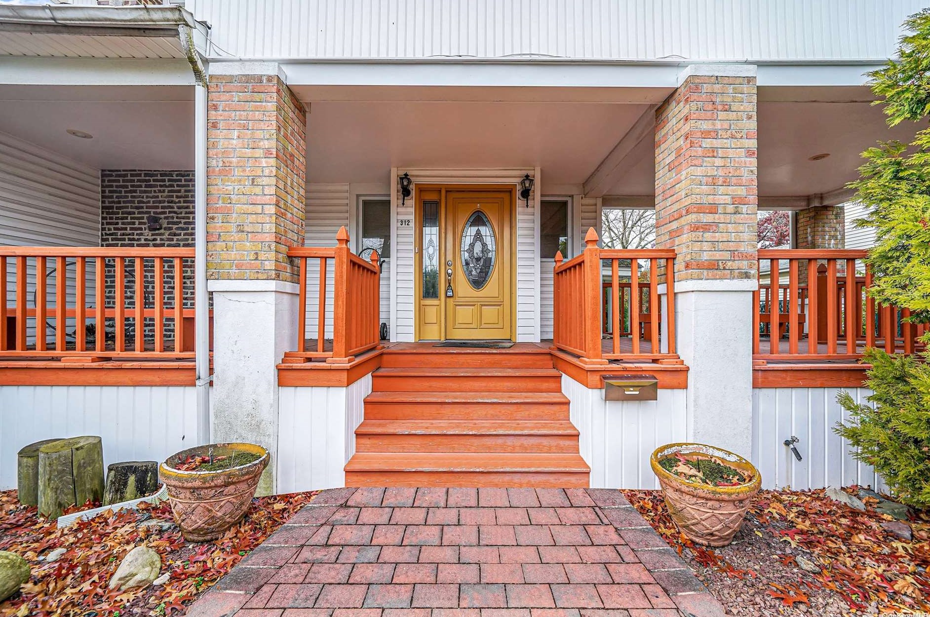 312 Locust Ave, Freeport, NY 11520-4818
