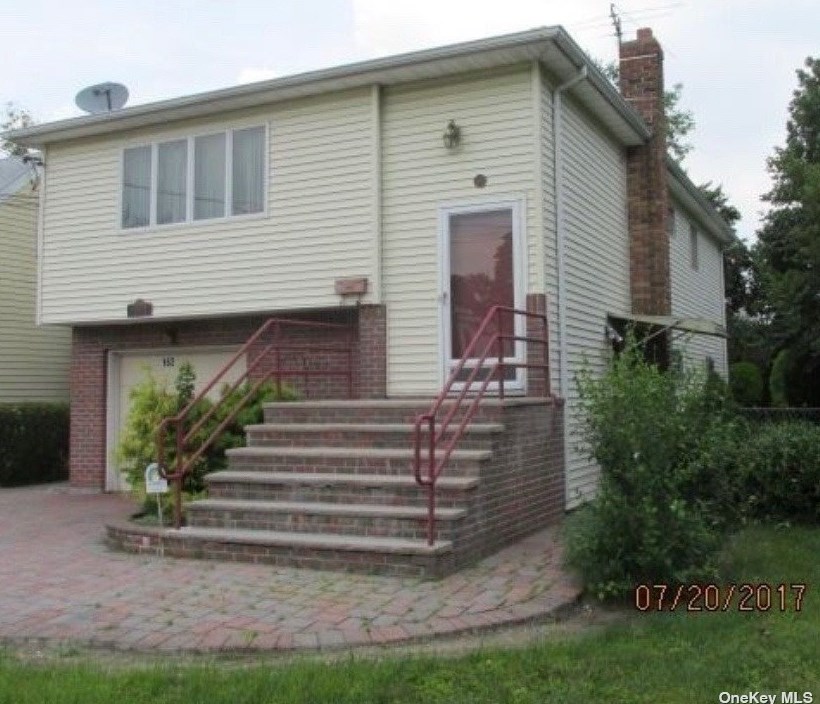 162 Rhodes Ave, Hempstead, NY 11550-2926