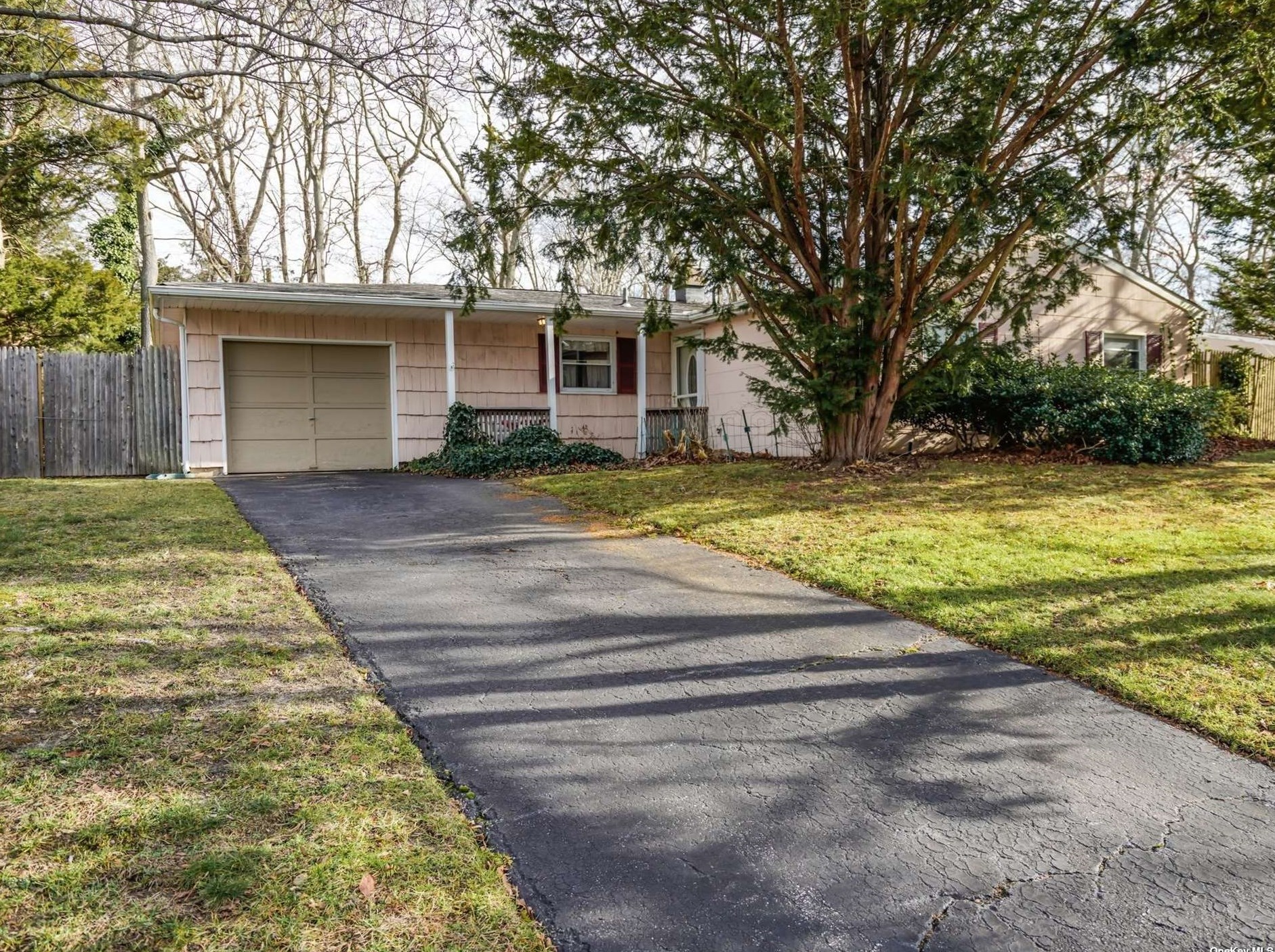 23 Songsparrow Ln, South Setauket, NY 11720