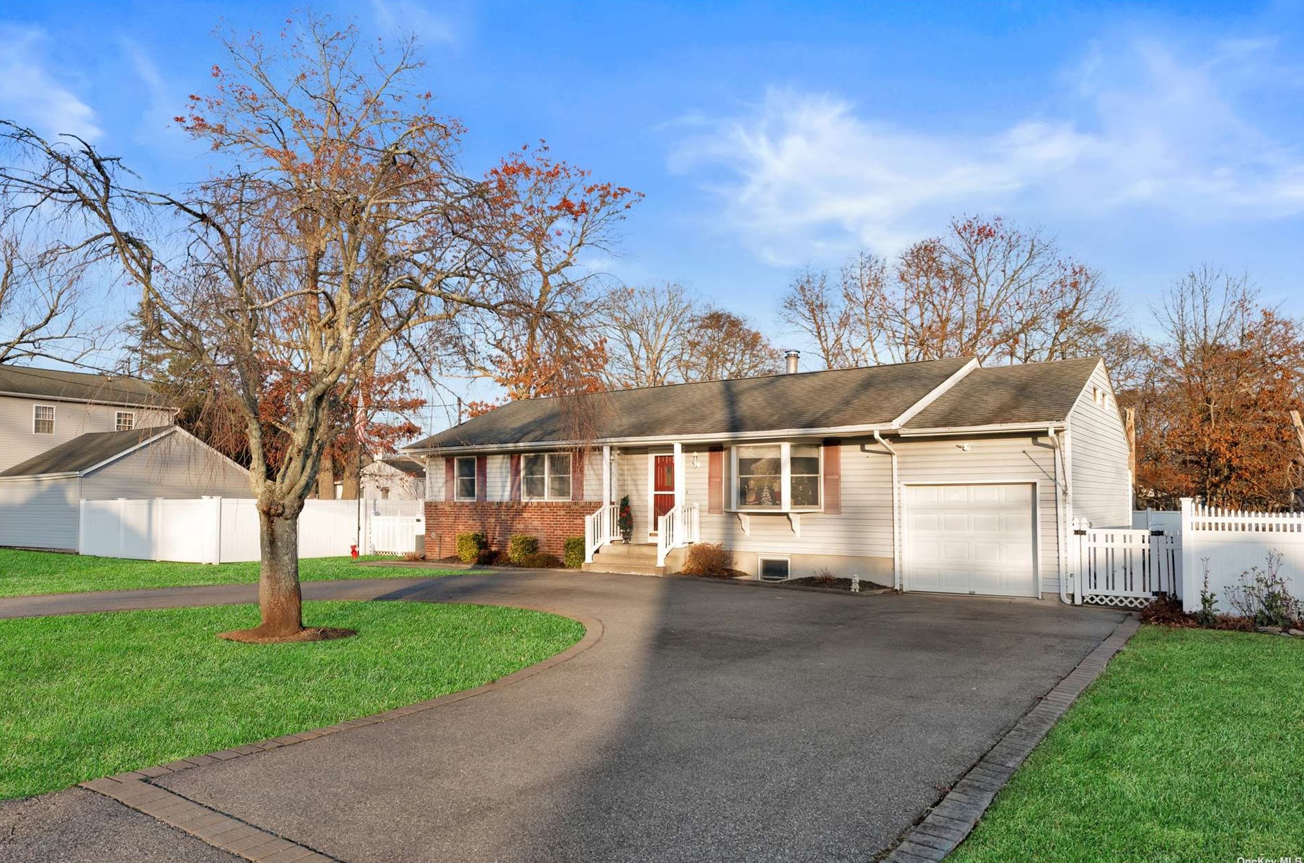 65 Creighton Ave, Hauppauge, NY 11779-4445