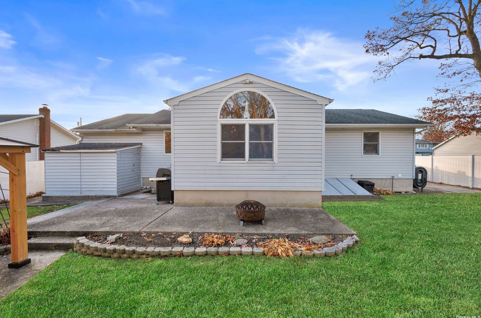 65 Creighton Ave, Hauppauge NY 11779-4445 exterior