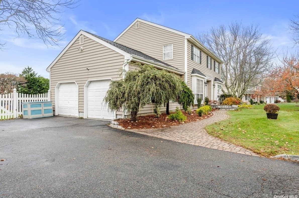 205 Baywood Dr, Baiting Hollow, NY 11933