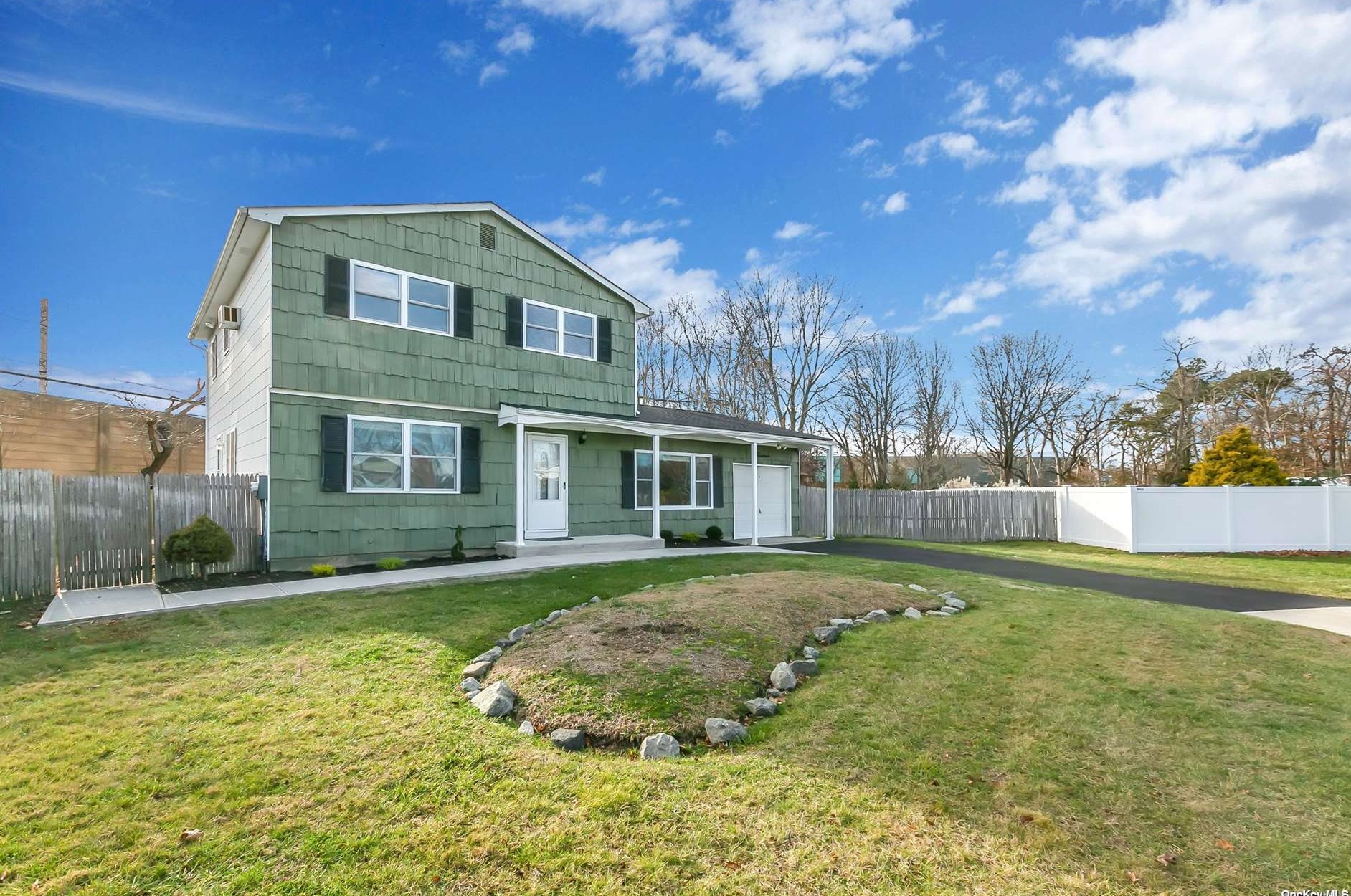 14 Windham Ln, Hauppauge, NY 11779-6726