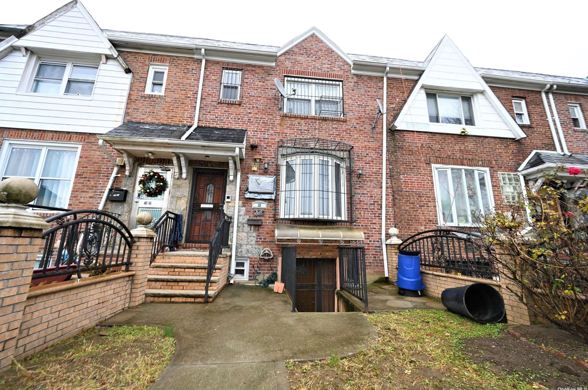 24-33 84th St, Flushing, NY 11370-1605