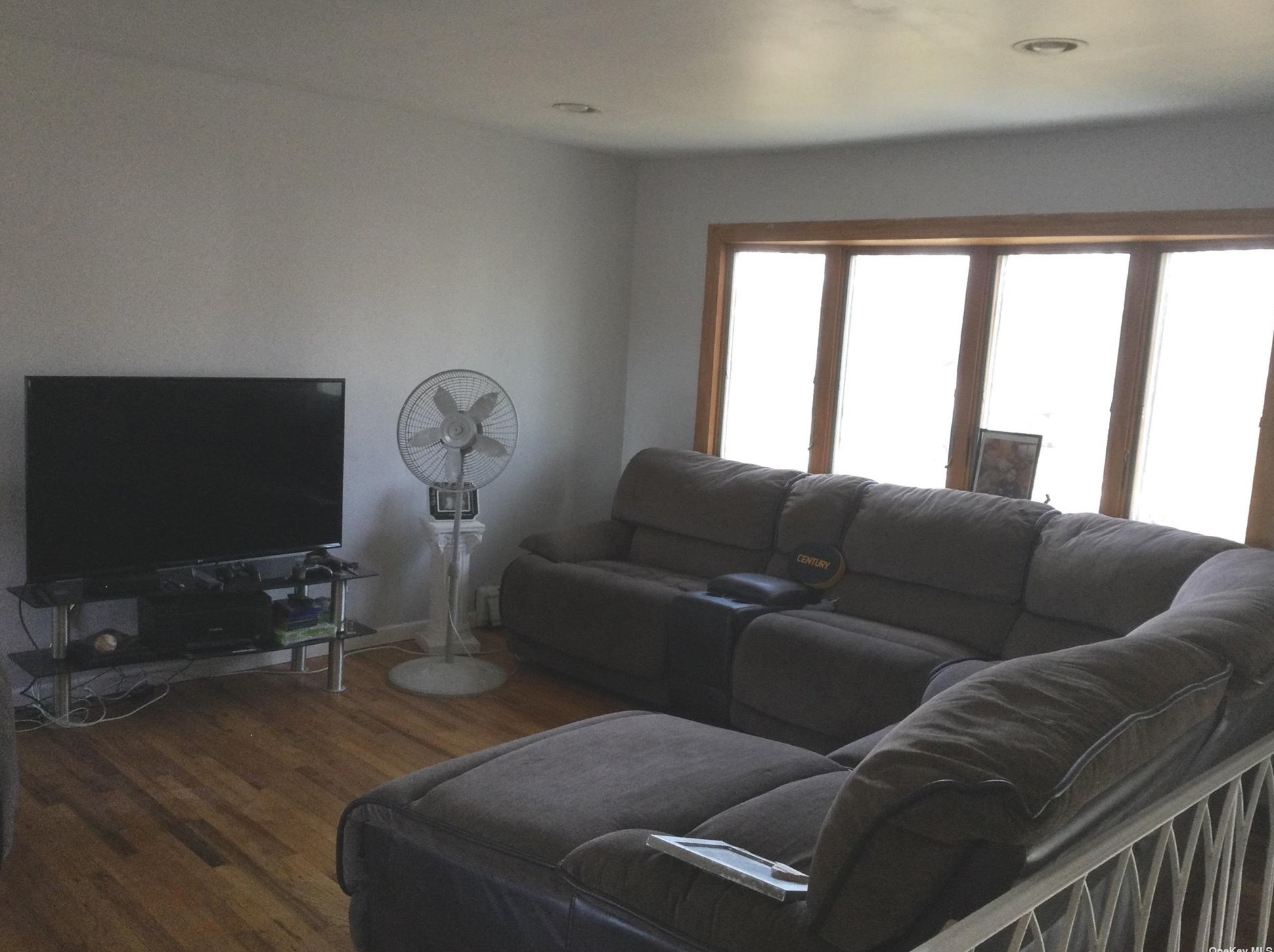 35 Winthrop Rd, Pine Air, NY 11717-2347