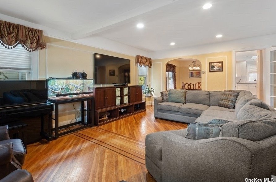 51 Violet Ave, Garden City, NY 11501-4622