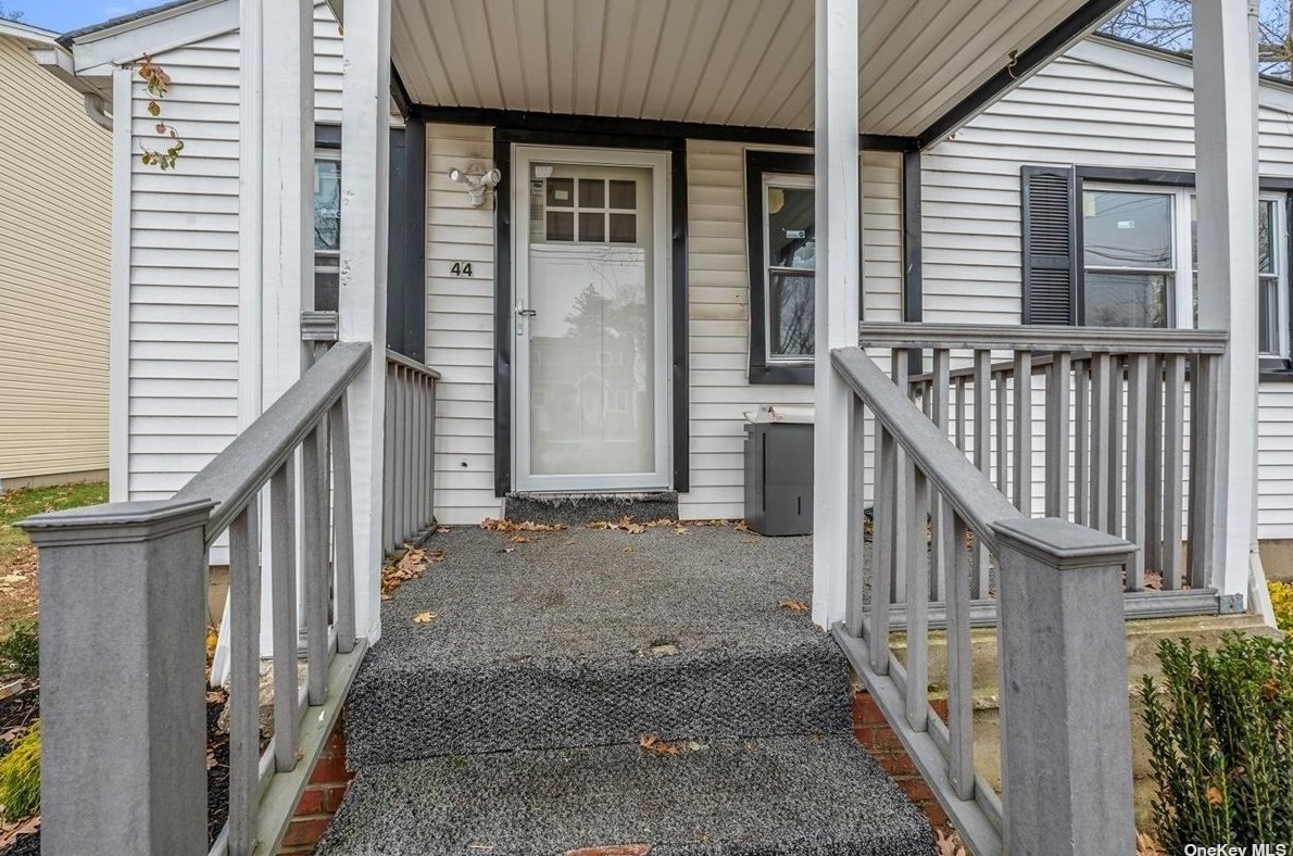 44 N 15th St, Wheatley Heights, NY 11798