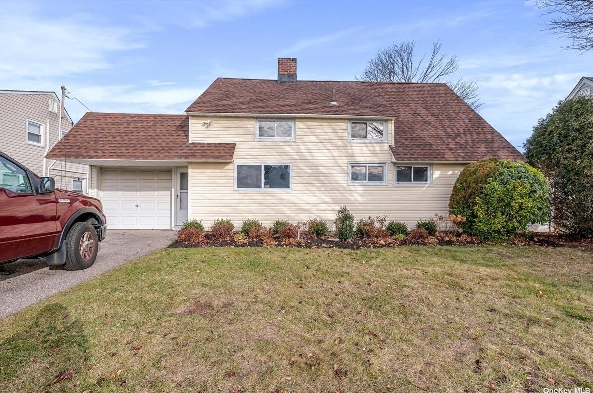 31 Trumpet Ln, Plainedge, NY 11756-4126