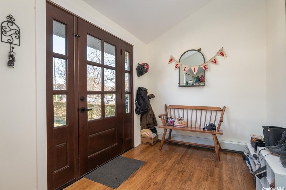 102 Johnson Ave, Sayville, NY 11782-1202