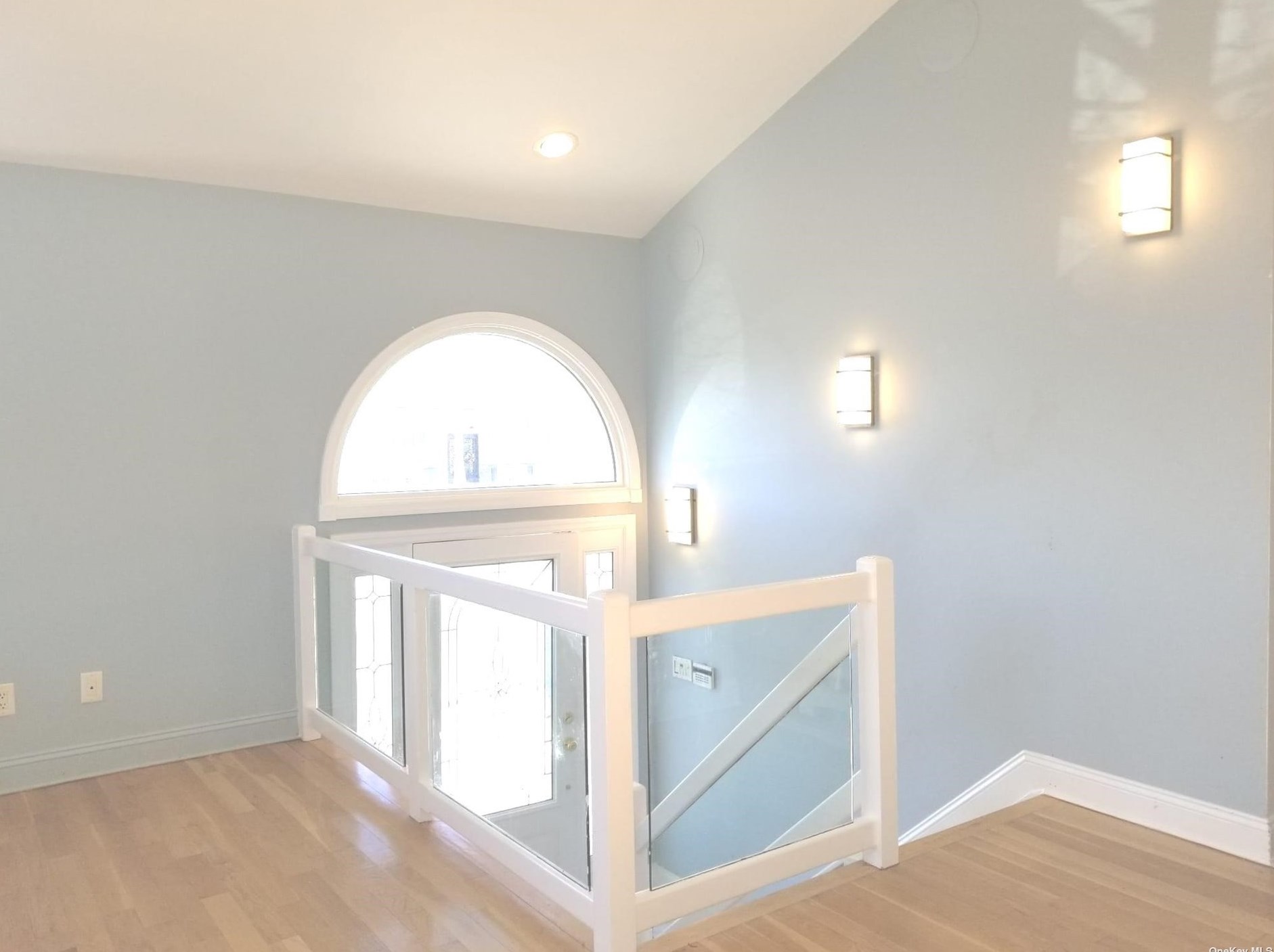 3827 Oceanside Rd, Rockville Centre, NY 11572-5940