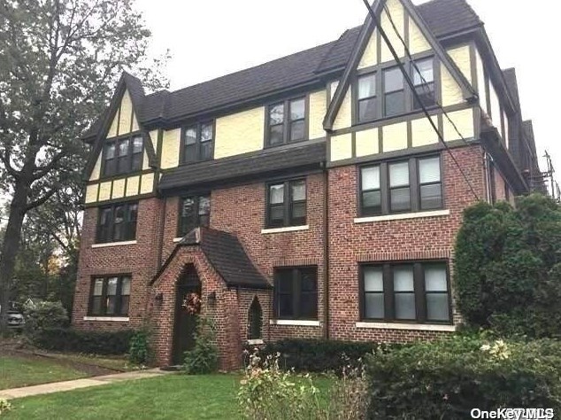 24 Vanderbilt Ave #3c, North Hills, NY 11030