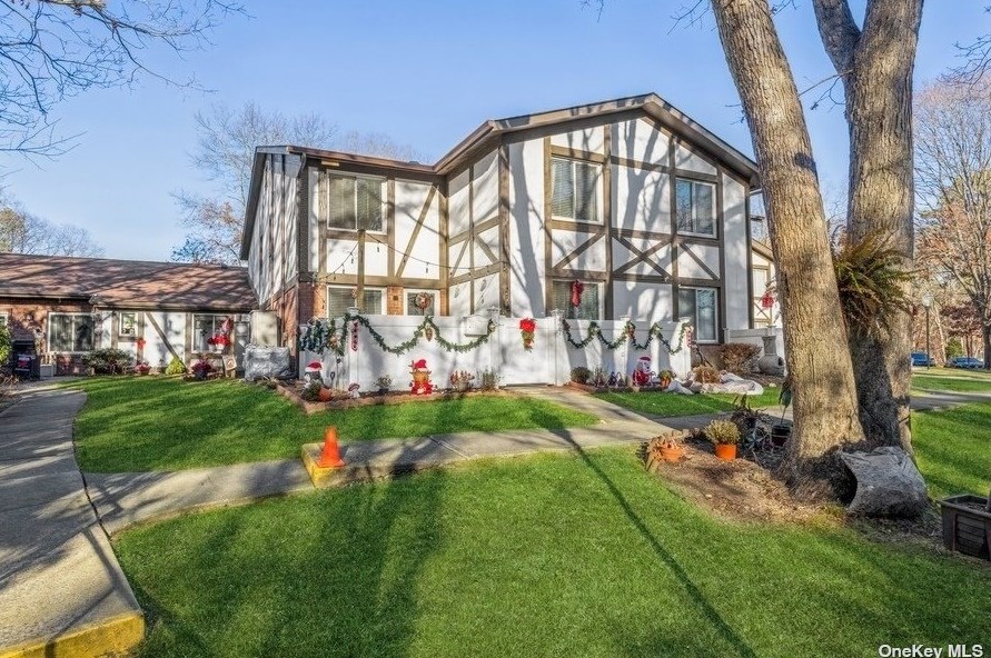 427 Birchwood Rd, Gordon Heights, NY 11763-1230