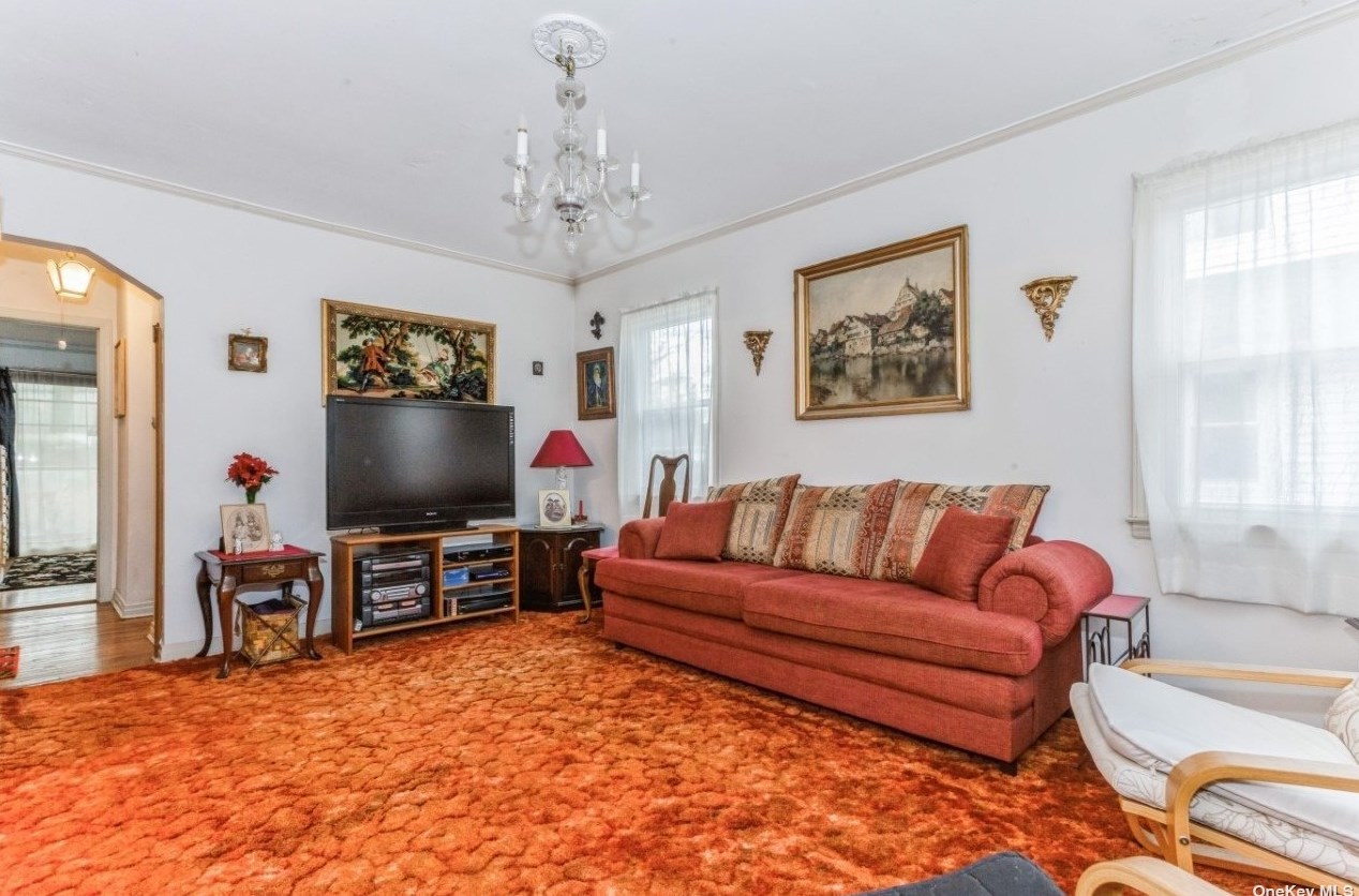 160 Central Ave, Lynbrook, NY 11563-1535