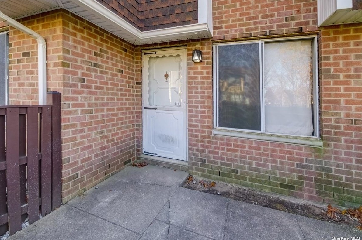 156 Cambridge Dr, Prt Jefferson Station, NY 11776-3541