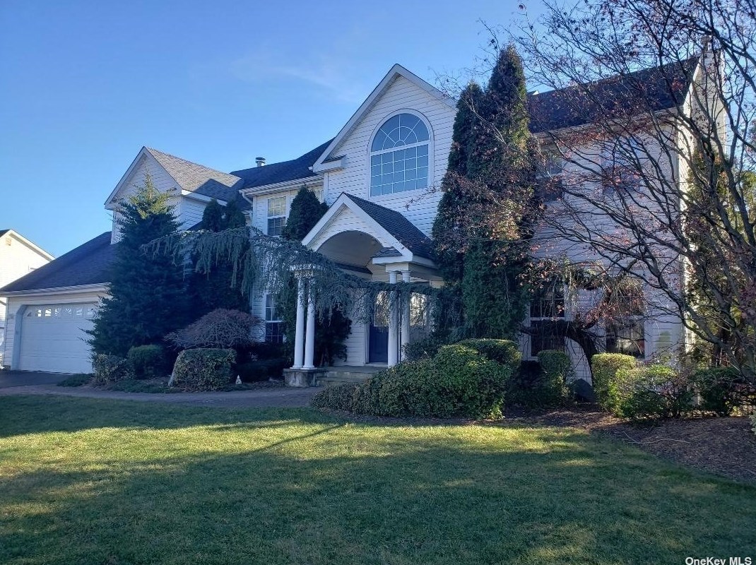3 Homecoming Pl, Strongs Neck, NY 11733-1065