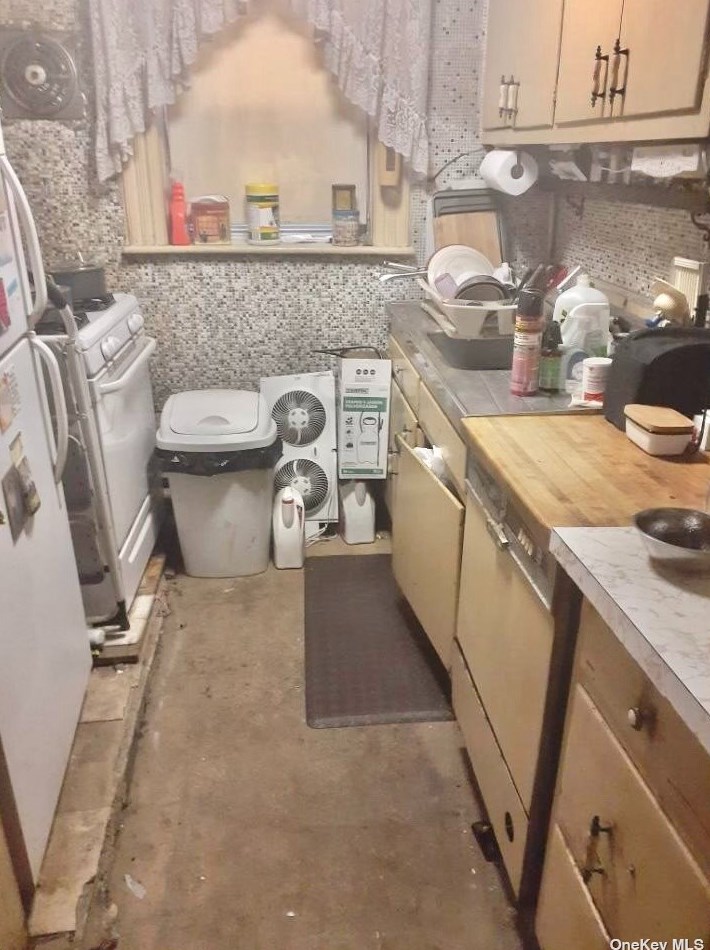 108-21 44th Ave, Flushing, NY 11368-3921
