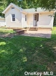15 Van Brunt Manor Rd, Strongs Neck, NY 11733