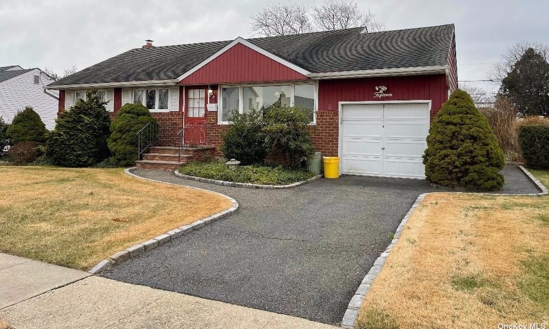 15 Piper Pl, Hicksville, NY 11804-1451