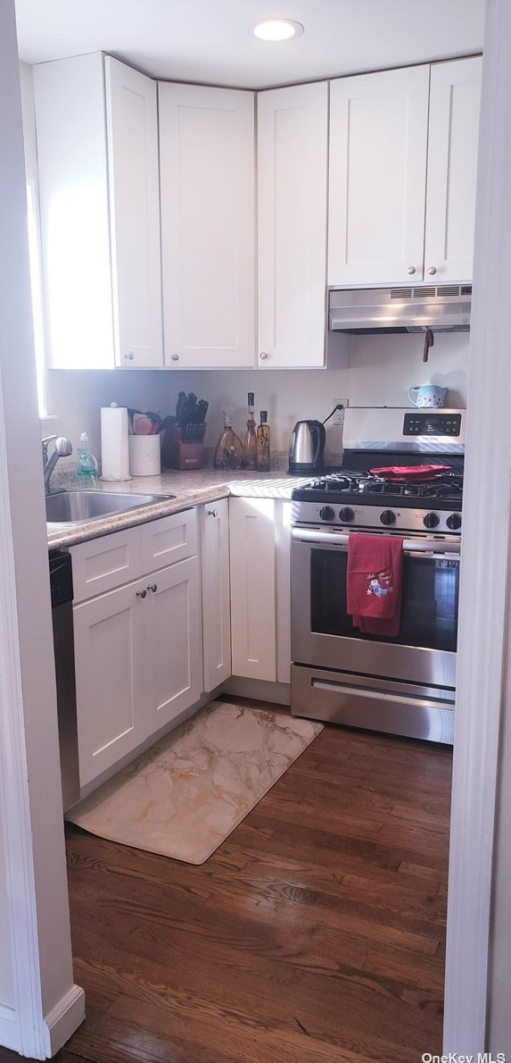 11 Farragut Ave, North Lindenhurst, NY 11757