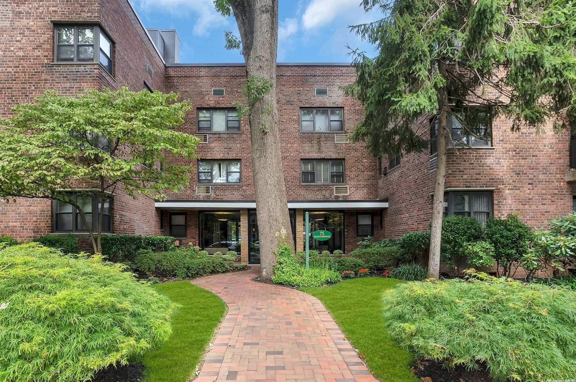 75 Knightsbridge #2f, Great Neck, NY 11021