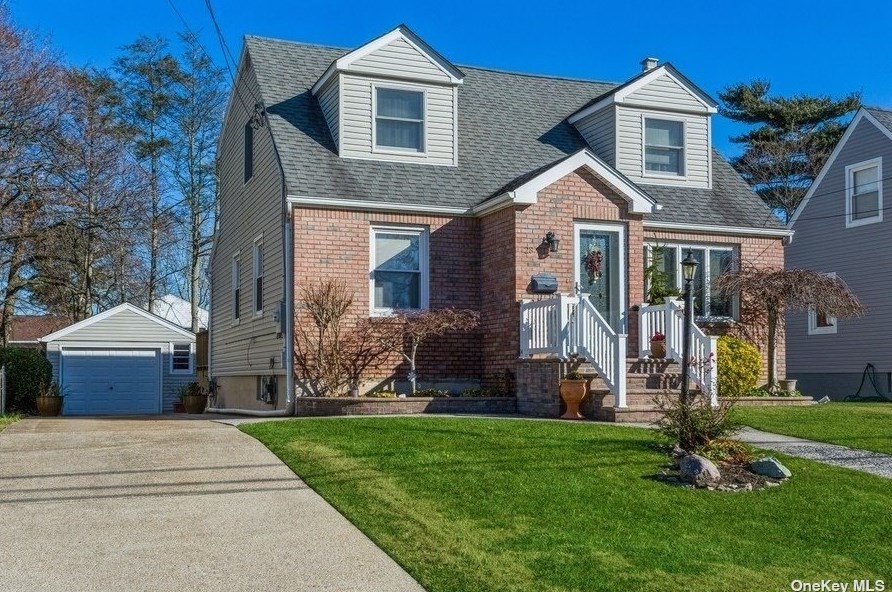 28 Avalon Rd, Hewlett, NY 11557-1402