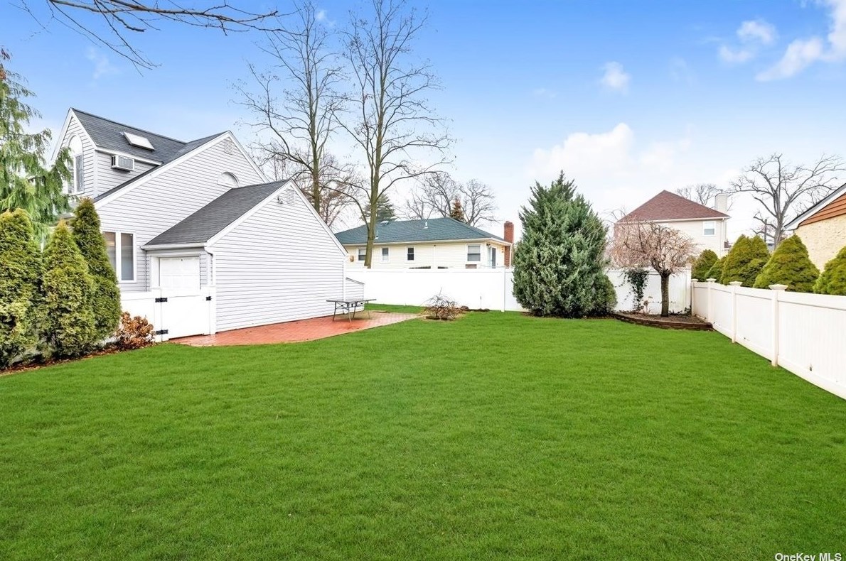 1685 Elsie Ave, North Merrick NY 11566-3020 exterior