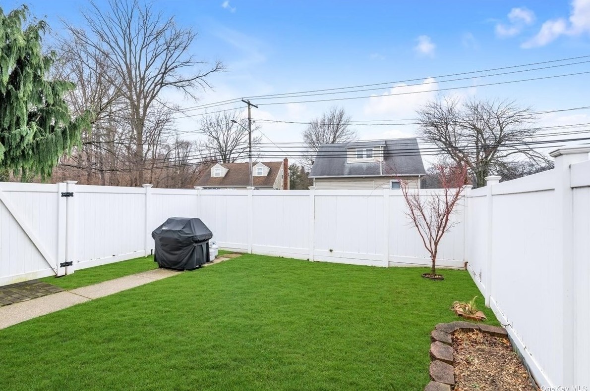 1685 Elsie Ave, North Merrick NY 11566-3020 exterior