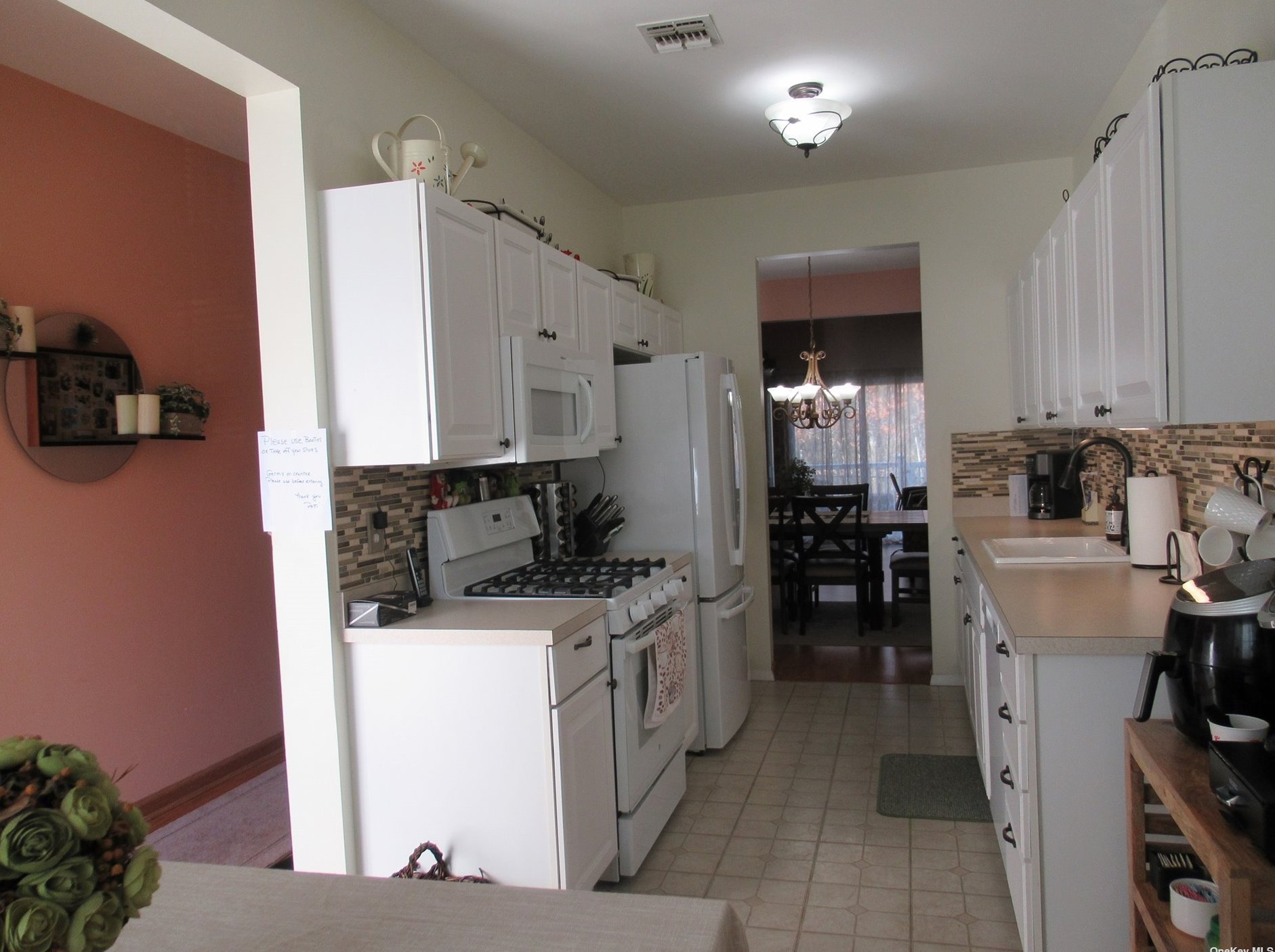 125 Kettles Ln, Gordon Heights, NY 11763-1561