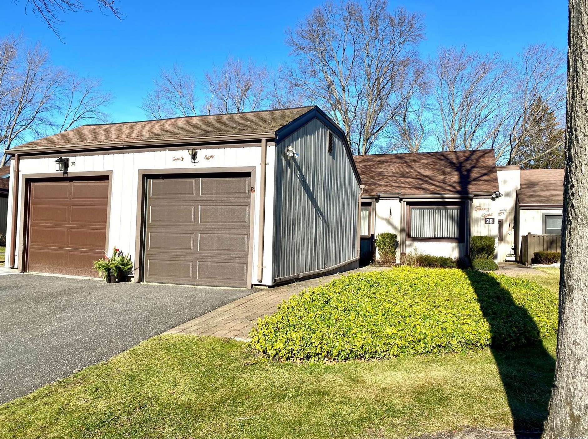 28 Strathmore Gate Dr, Stonybrook, NY 11790-3069