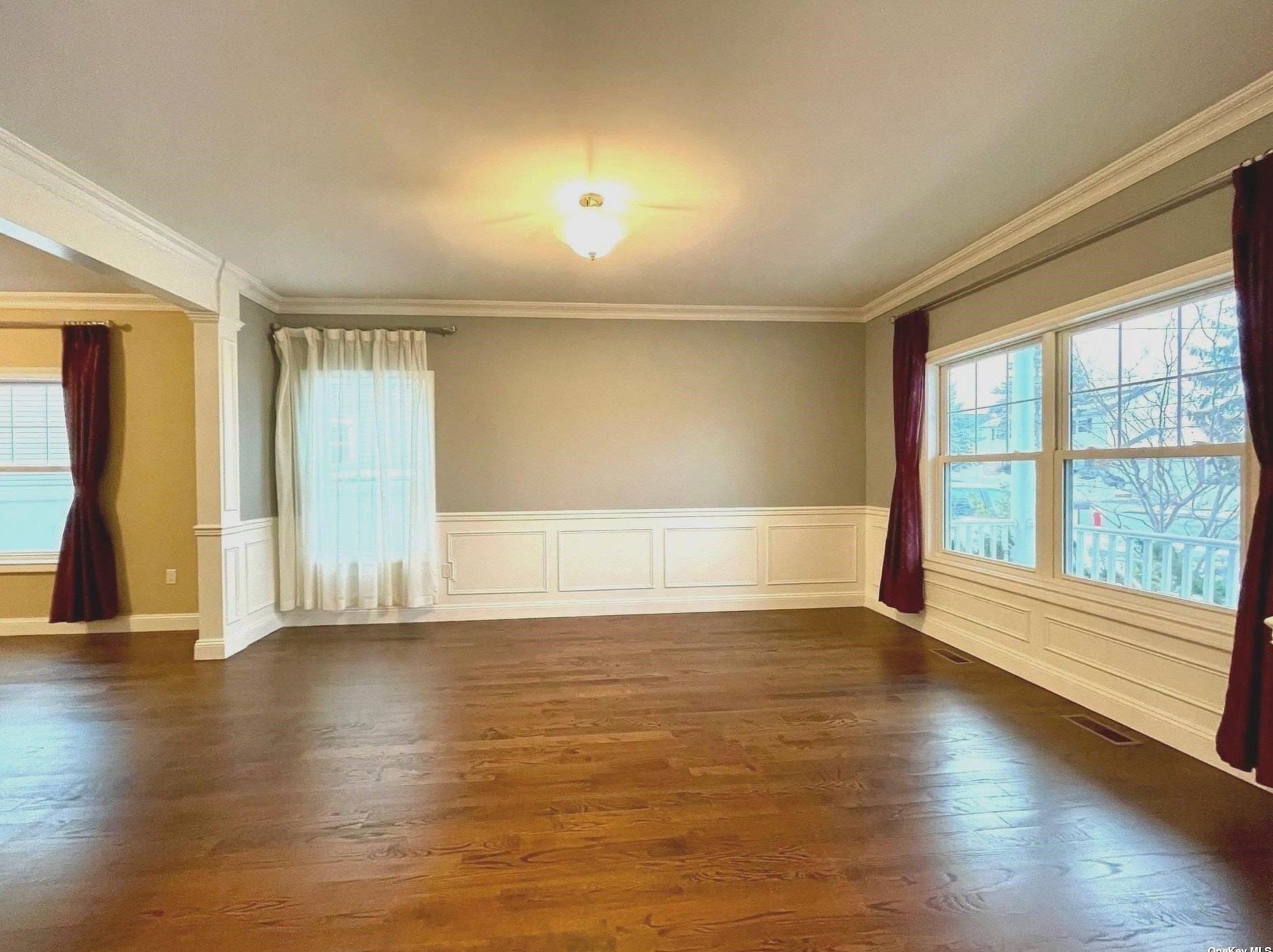 7 Humphrey Dr, Syosset, NY 11791-4018