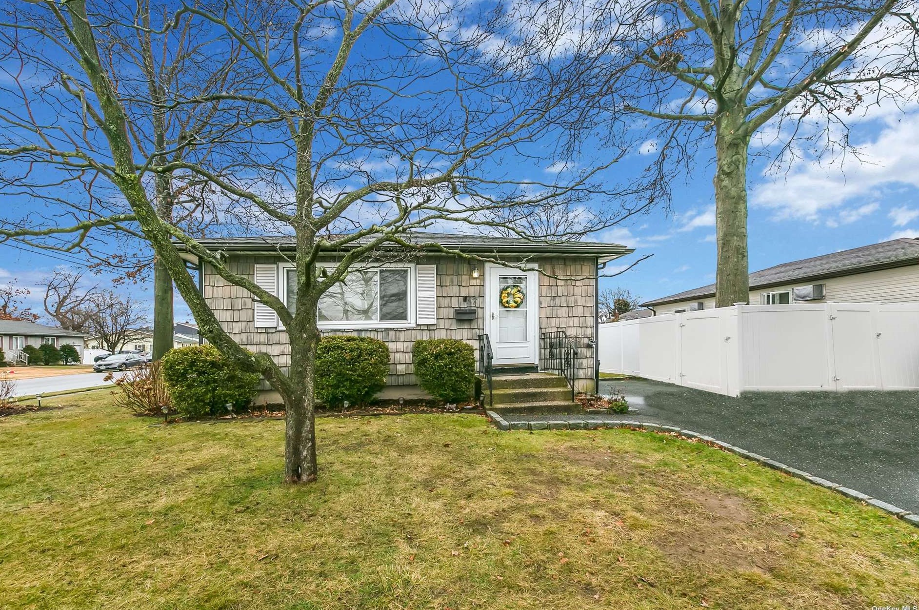 77 Colonial Rd, Babylon, NY 11704