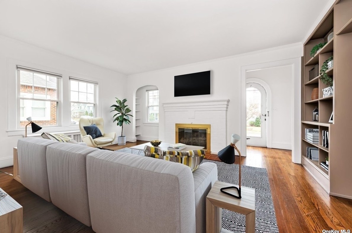 31 Bayles Ave, Port Washington, NY 11050-2920