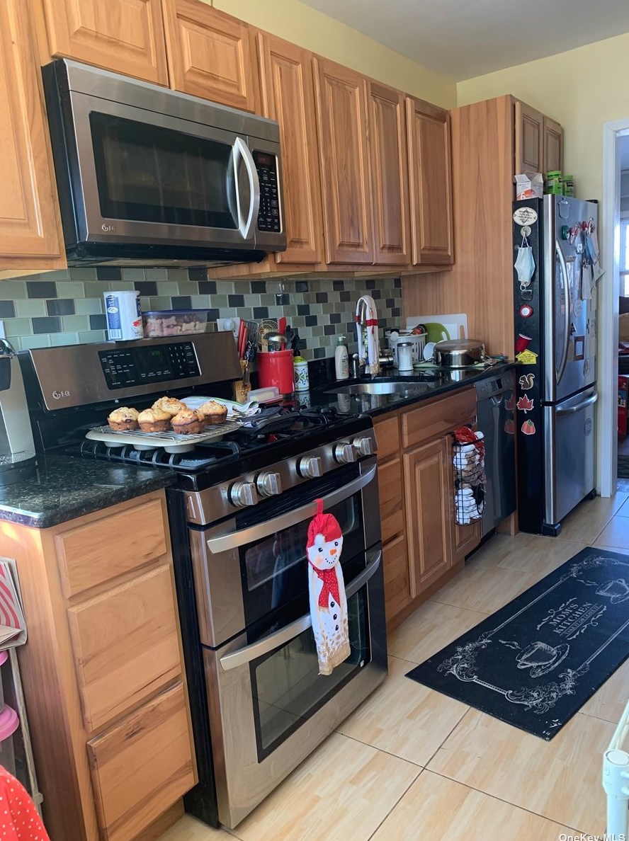 925 N 6th St, New Hyde Park, NY 11040