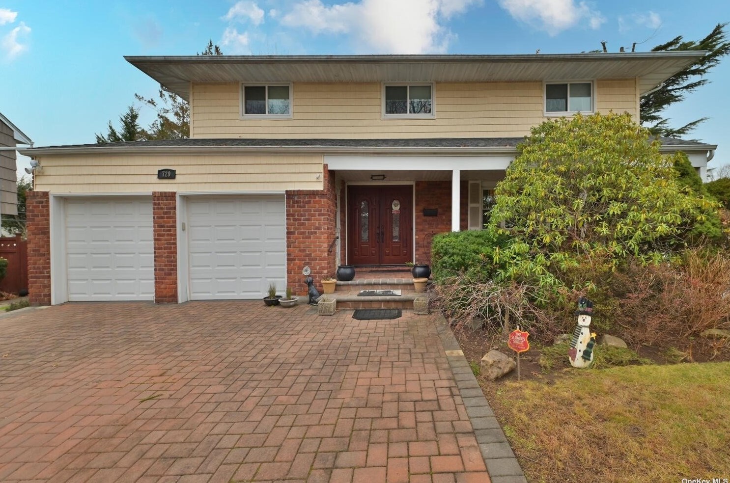 729 Maxwell Dr, Hempstead, NY 11554-4803