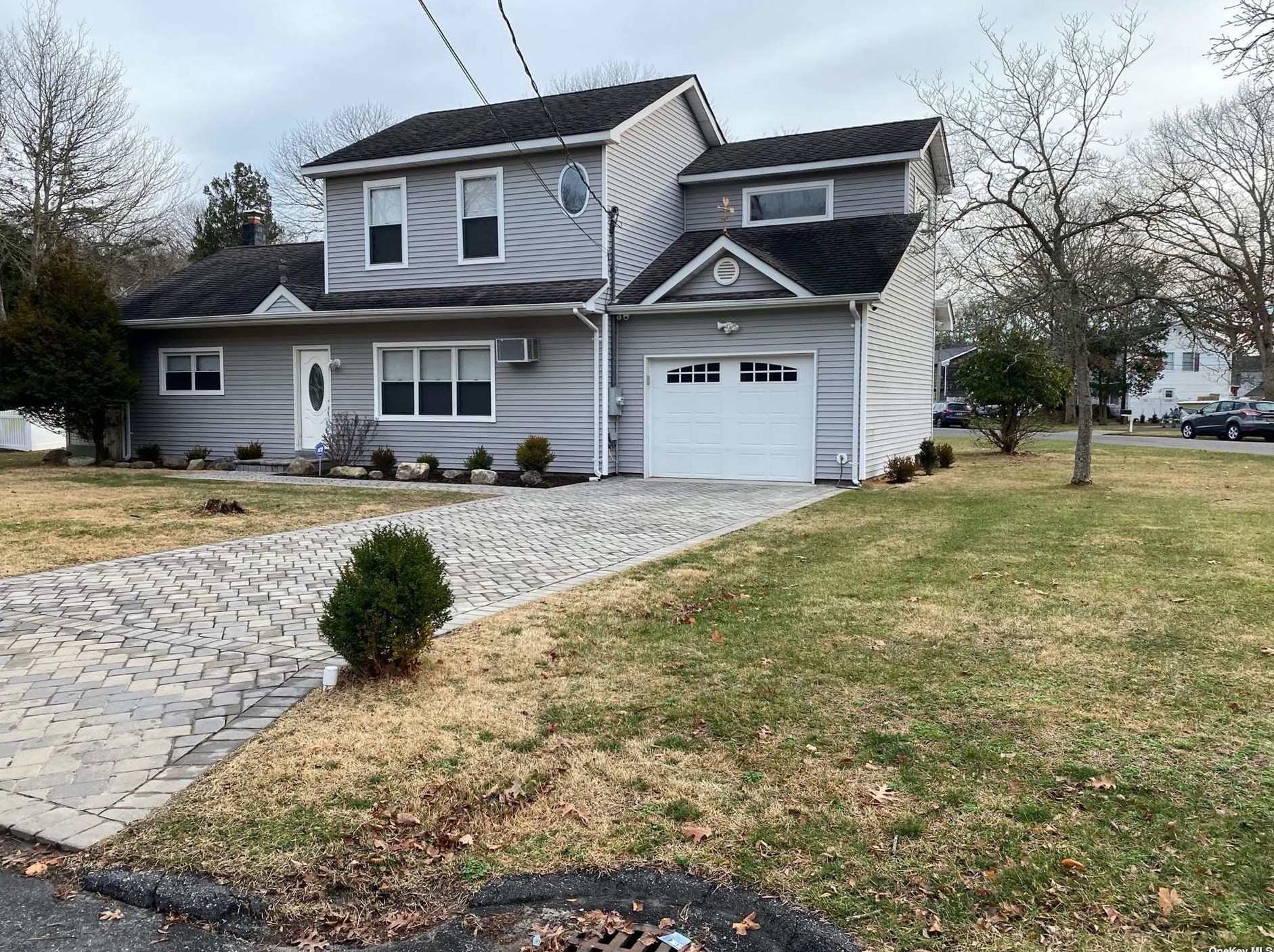 25 Winnie Rd, Center Moriches, NY 11934